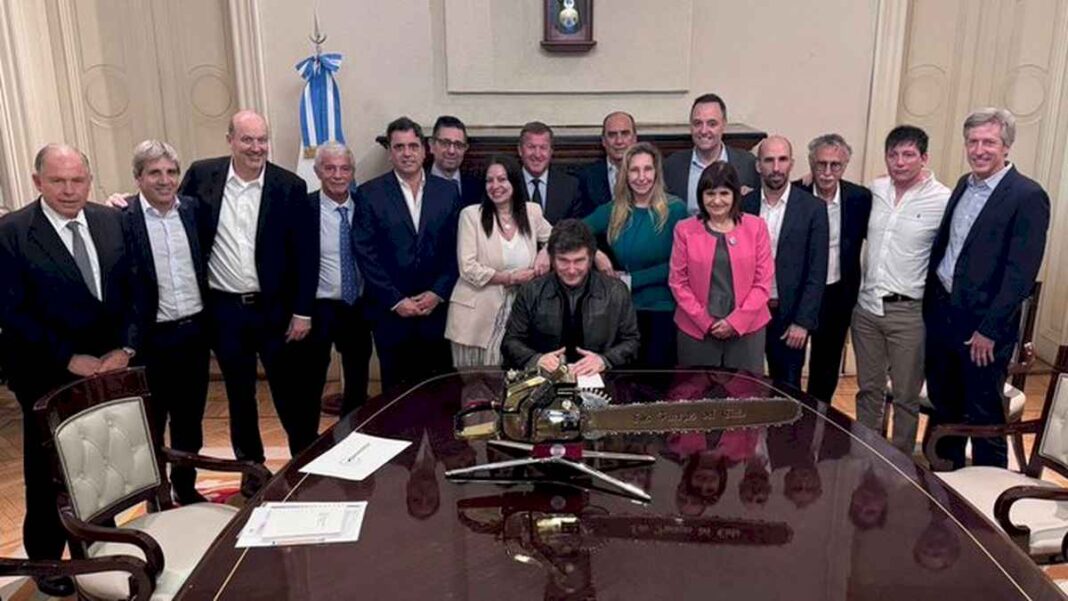 javier-milei-encabezo-una-reunion-de-gabinete-y-pondero-a-sus-ministros