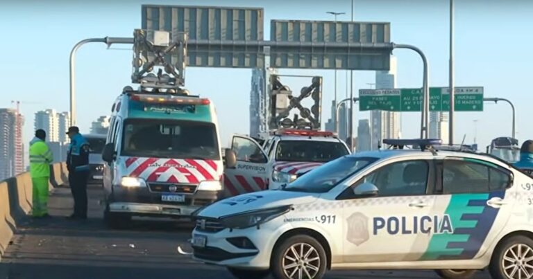 Tragedia en la Autopista Buenos Aires-La Plata: murió un motociclista tras chocar contra un camión