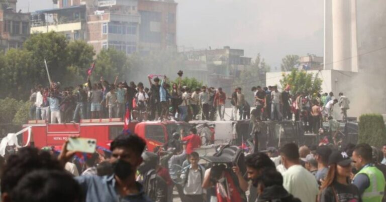 Nepal en llamas. Una masiva rebelión popular con la juventud sublevada tumba al gobierno