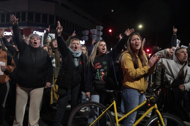 Triple crimen: decenas de personas se manifestaron para pedir justicia por las chicas asesinadas