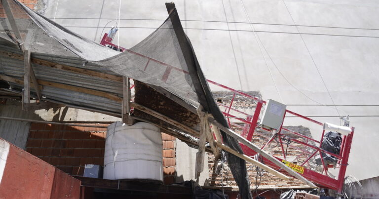 Derrumbe en Villa Crespo: cayó un balancín de una obra en construcción sobre el techo de una casa y rompió el tanque de agua