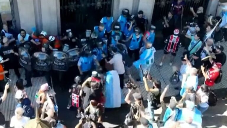 Nueva marcha de jubilados y discapacitados en el Congreso: hubo tensión con los efectivos policiales