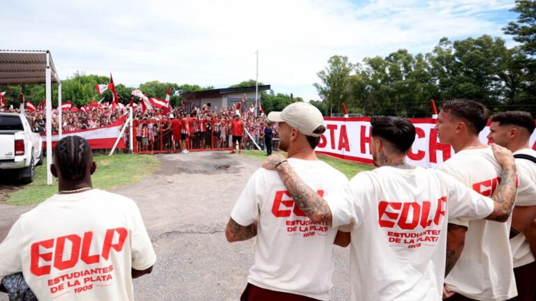 El micro de Estudiantes fue apedreado al llegar al estadio de Gimnasia para el clásico