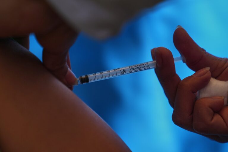 Cambio en el calendario de vacunación: el Gobierno adelanta la segunda dosis de la triple viral