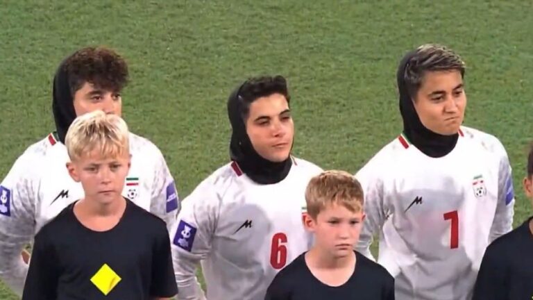Viral: la Selección de fútbol femenino de Irán se negó a cantar el himno en señal de protesta