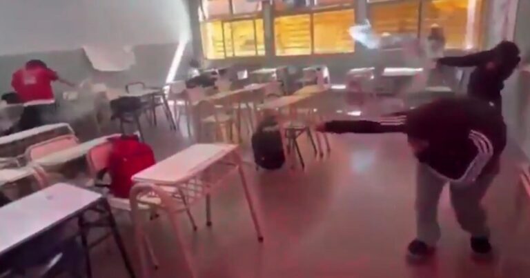 Un grupo de alumnos armó una «batalla» de bengalas dentro del aula en Catamarca