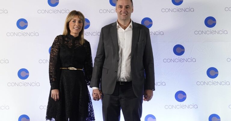 Amplían la denuncia contra Adorni y piden investigar contratos de la consultora de su esposa