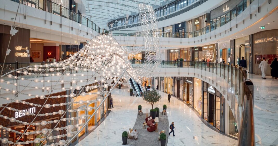 Vista aérea de Dubái con el Burj Khalifa y rascacielos modernos, bajo un cielo despejado.