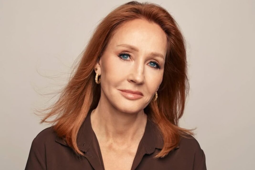 Ilustración de un libro de Harry Potter junto a un tren, representando la anécdota compartida por J.K. Rowling.