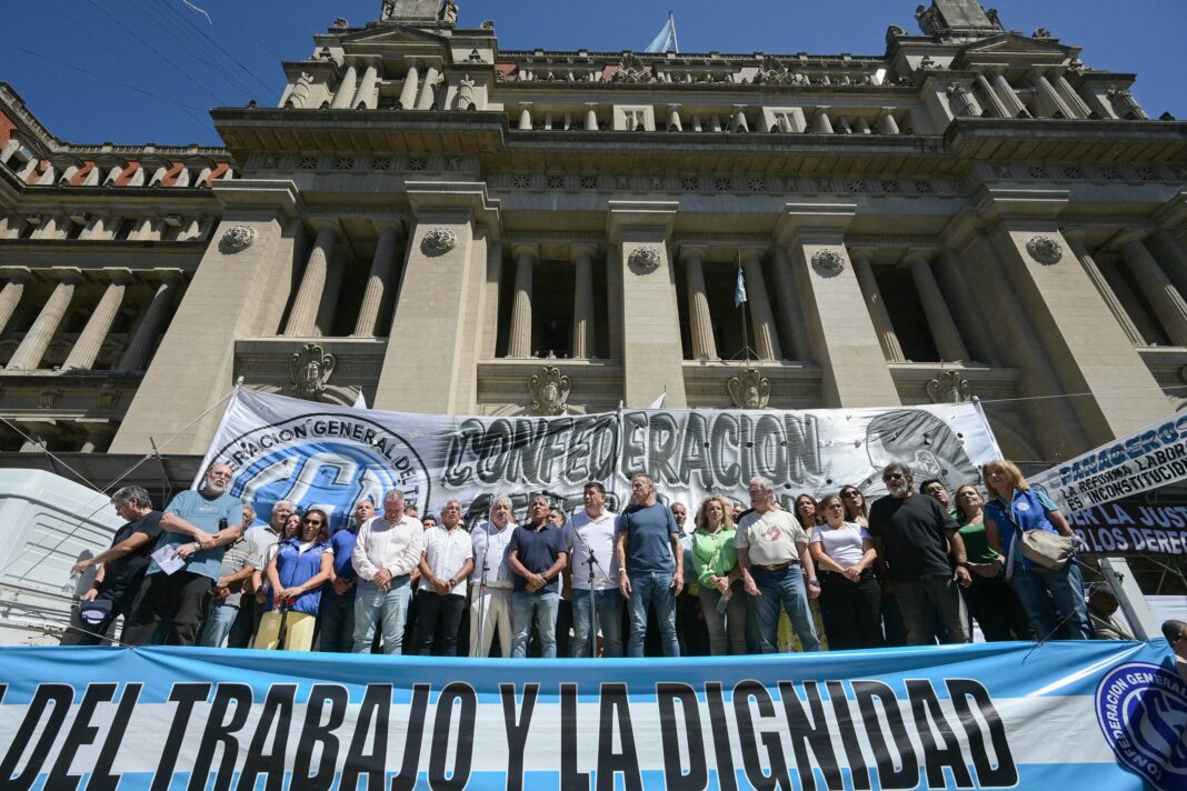 Juez federal analizando documentos de la reforma laboral en su despacho