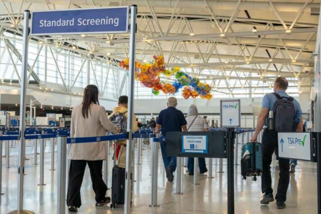 Pasajeros en fila para controles de seguridad en un aeropuerto de Estados Unidos