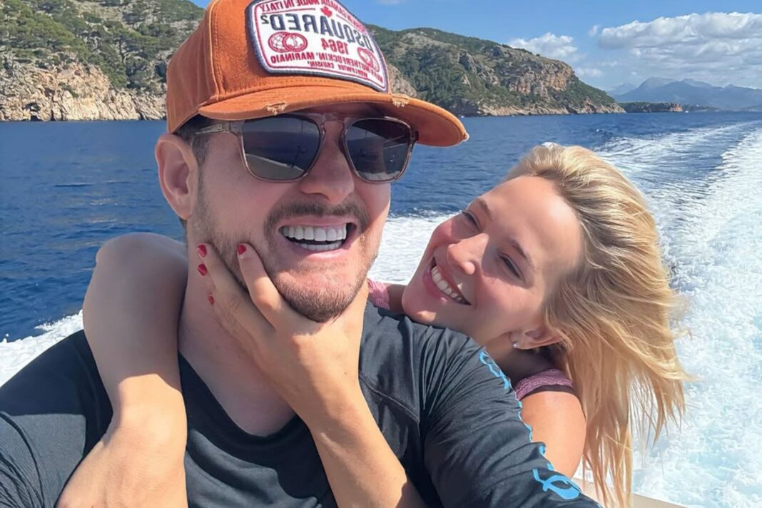 Michael Bublé y Luisana Lopilato sonriendo en una fotografía familiar.