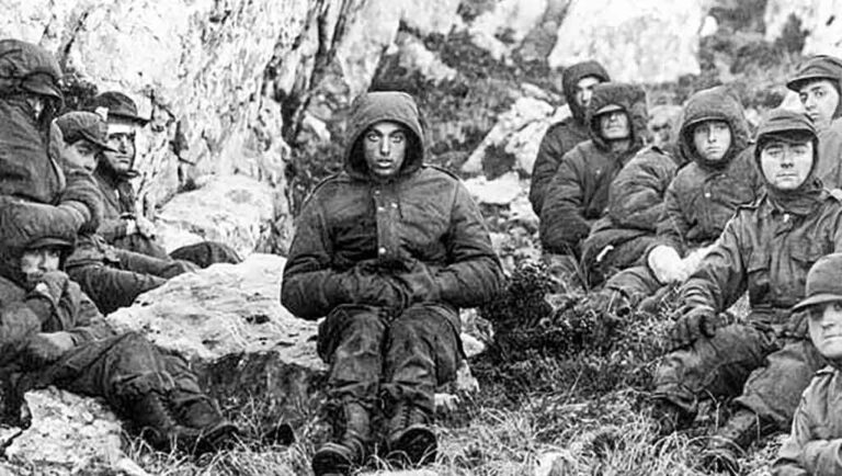 Grupo de excombatientes de la Guerra de Malvinas en un acto conmemorativo.