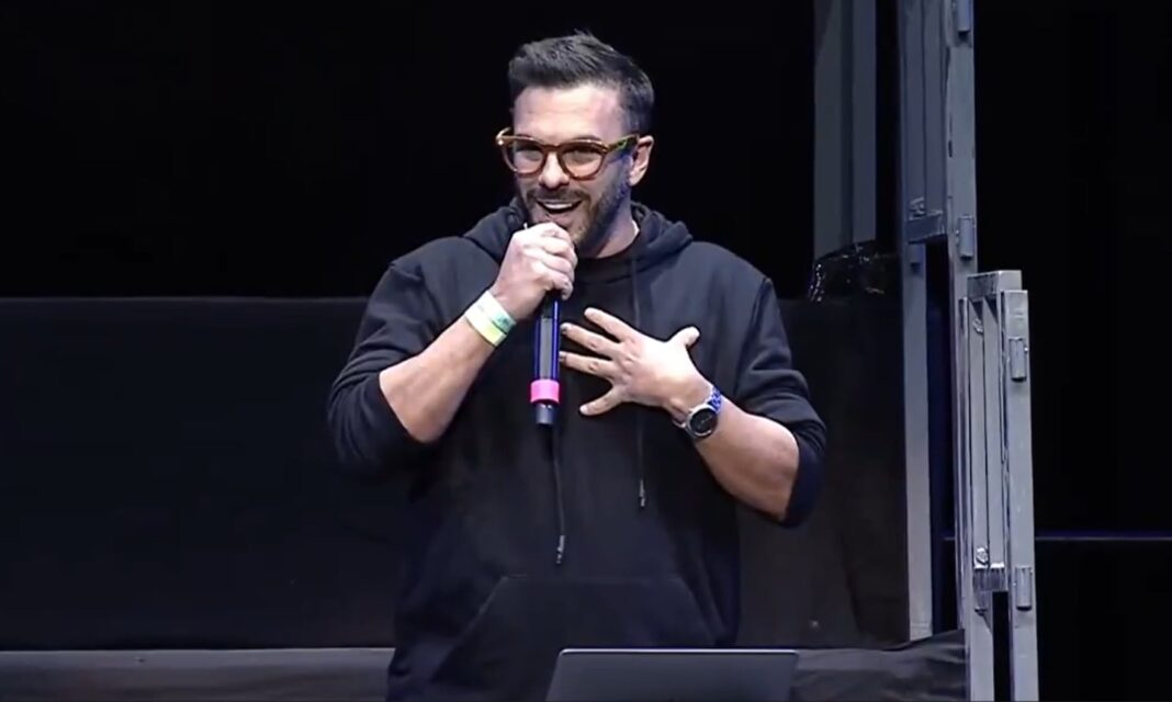 Ariel Sbdar en el escenario del Movistar Arena