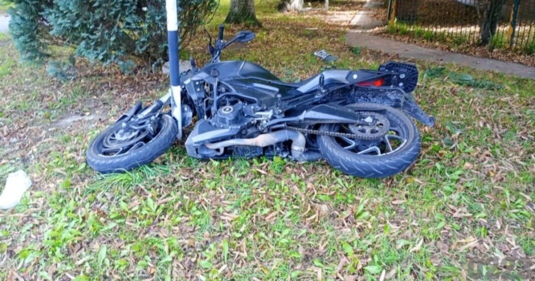 Ilustración de un accidente de tránsito en una calle urbana.