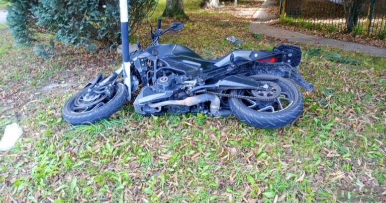 Ilustración de un accidente de tránsito en una calle urbana.