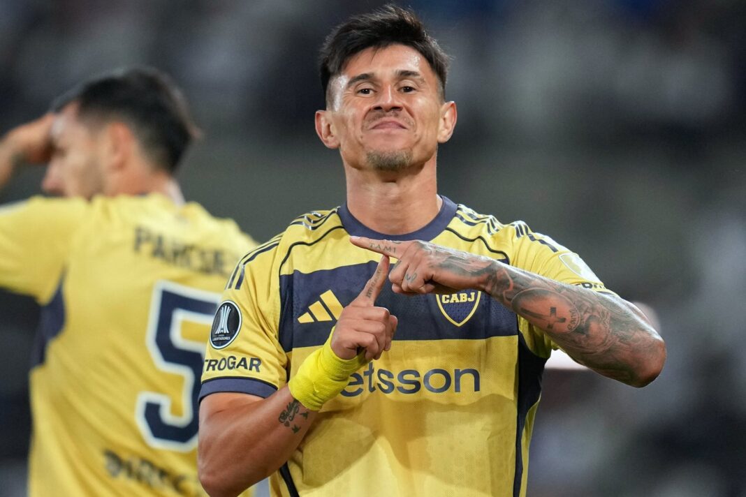 Adam Bareiro celebrando un gol con la camiseta de Boca Juniors