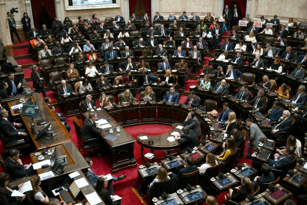 Guillermo Adorni hablando en la Cámara de Diputados acompañado por Javier Milei