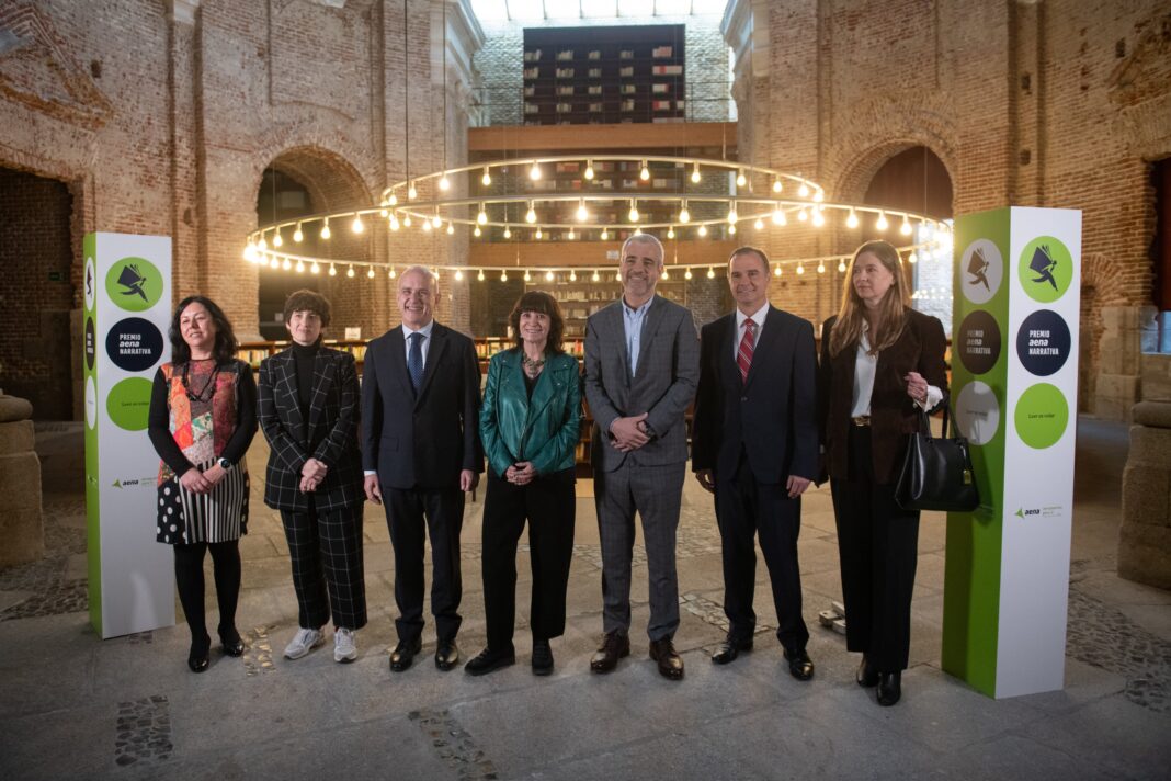 Logotipo del premio Aena de Narrativa Hispanoamericana sobre una pila de libros.