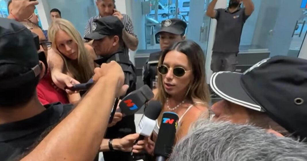 Agostina Páez abrazando a su hermana y su perro a su llegada al aeropuerto de Termas de Río Hondo.