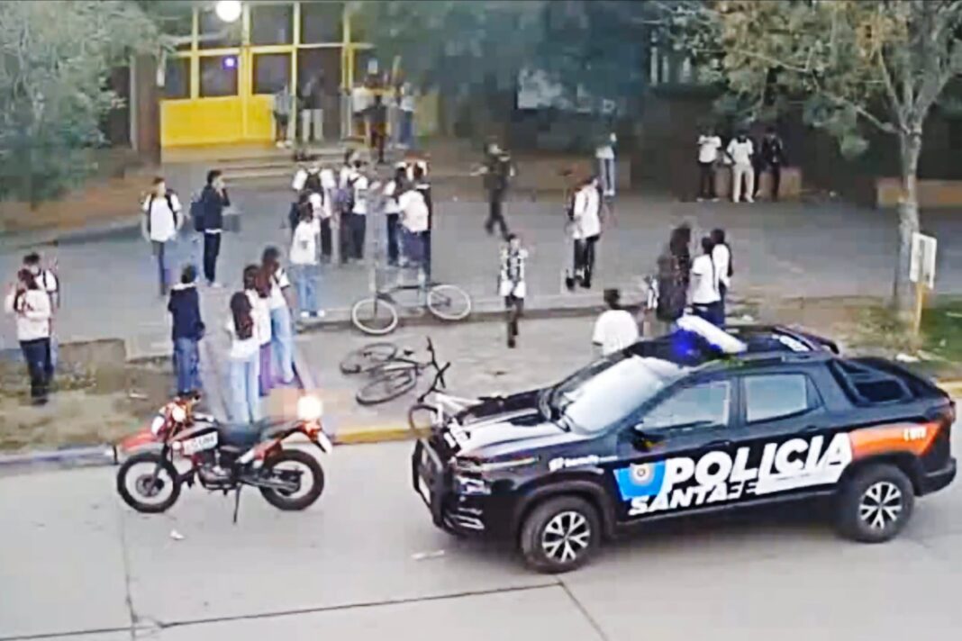 Fachada de una escuela secundaria en Santa Fe con presencia policial en la entrada