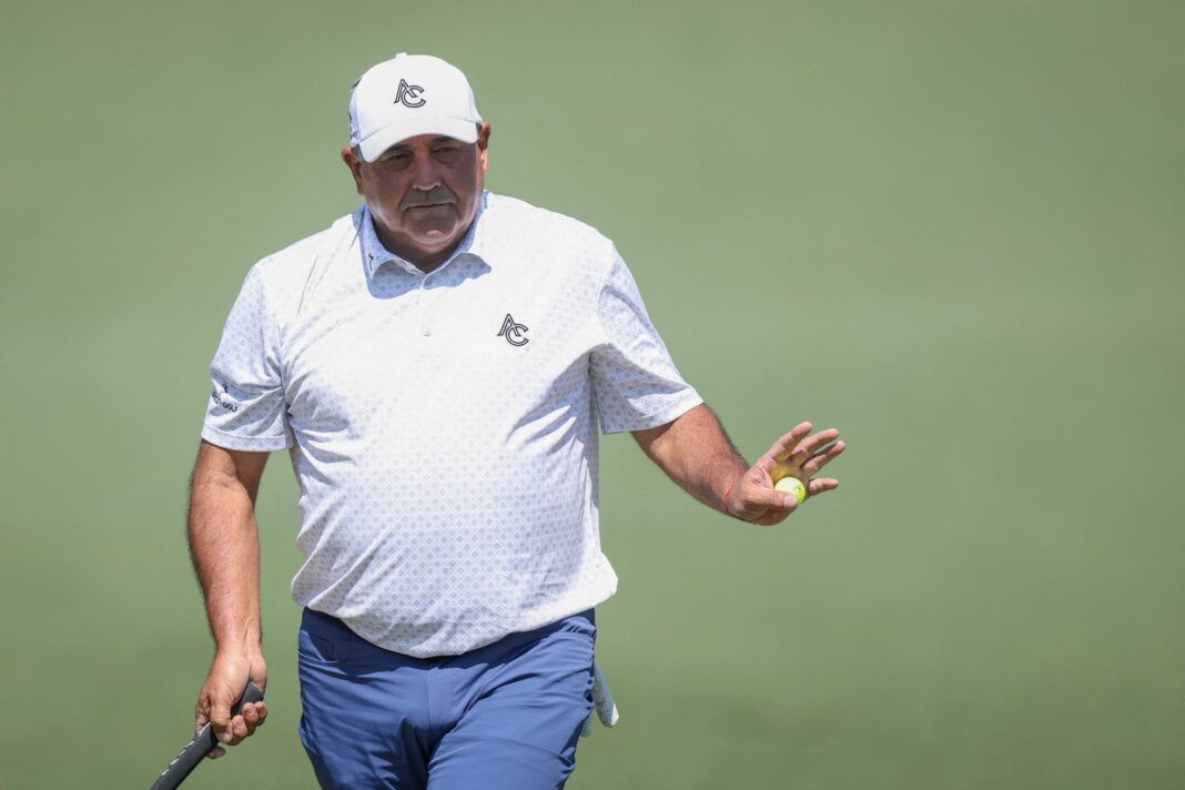 Ángel Cabrera ejecutando un golpe durante su participación en el Masters de Augusta 2026.