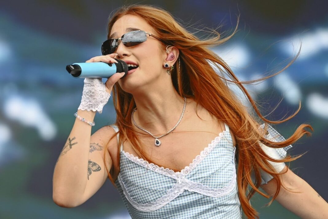 Ángela Torres en el escenario del Teatro Gran Rex durante su presentación.