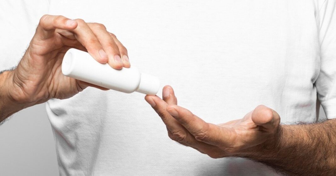 Logotipo de la ANMAT y productos cosméticos genéricos en un estante