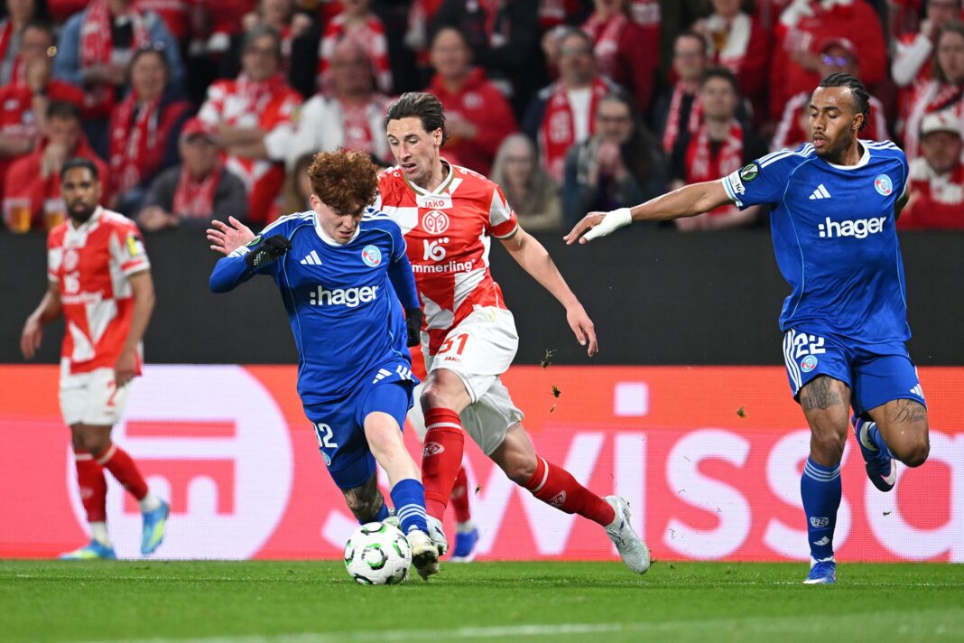 Augusto Batalla atajando y Valentín Barco en acción durante los partidos de Conference League.