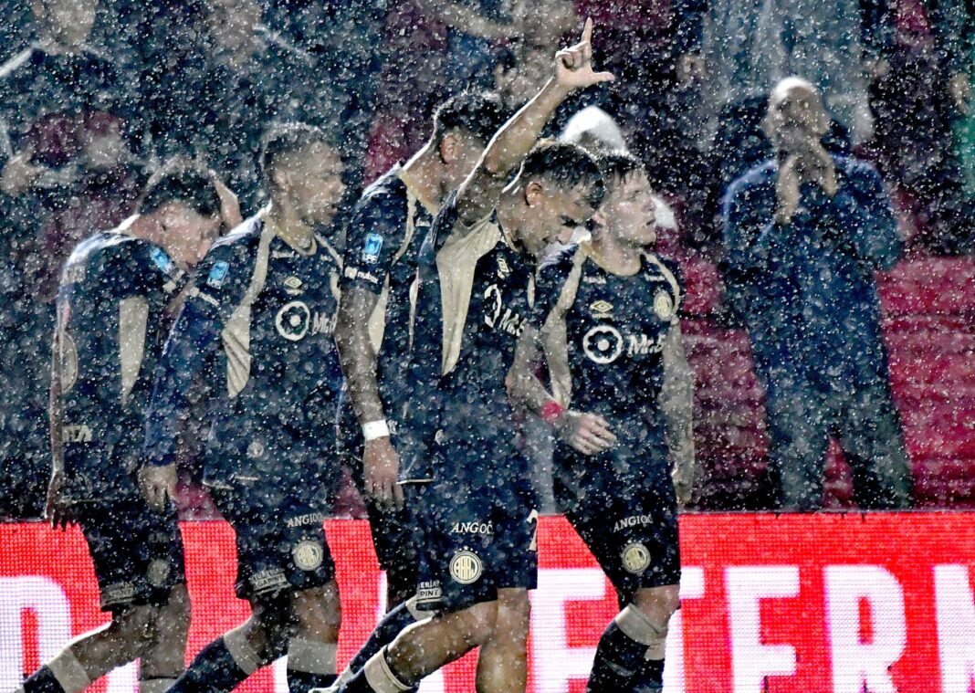 Jugadores de Argentinos Juniors y Banfield disputando un balón durante el partido en el estadio de La Paternal.