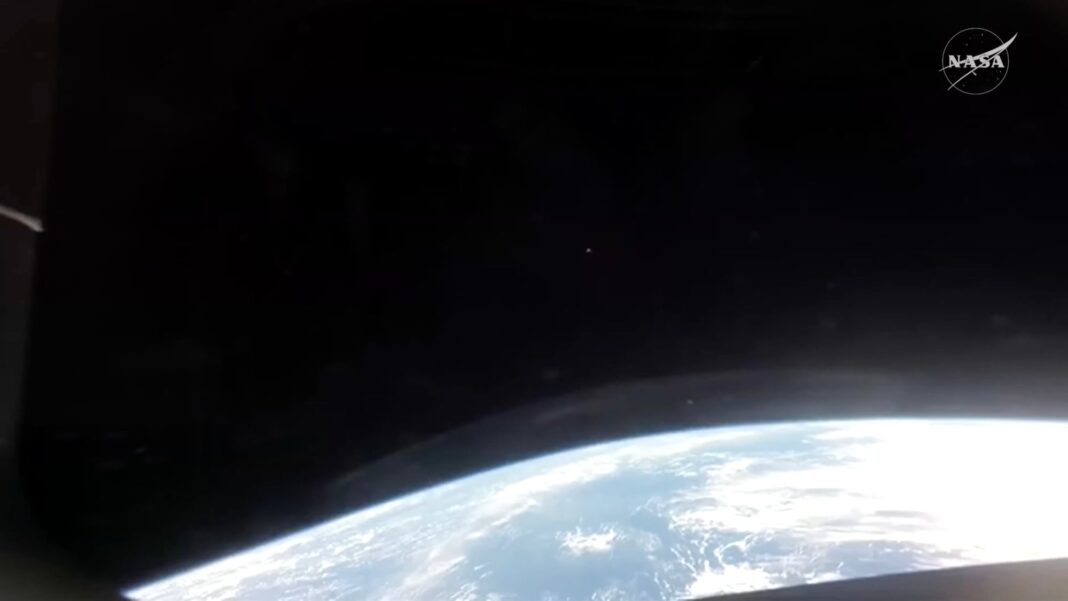 Ilustración de la cápsula Orión de la NASA reingresando a la atmósfera terrestre durante la misión Artemis II.