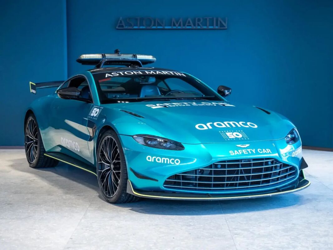Aston Martin Vantage Safety Car de la Fórmula 1 estacionado en un circuito