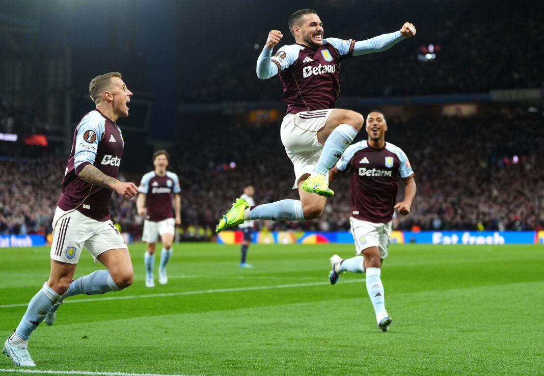 Jugadores de Aston Villa celebran un gol durante el partido contra Bologna en la Europa League.