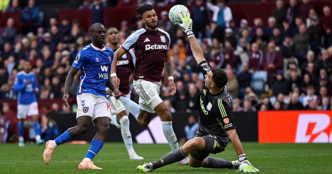 Jugadores del Aston Villa celebran el gol de la victoria ante el Sunderland en Villa Park.