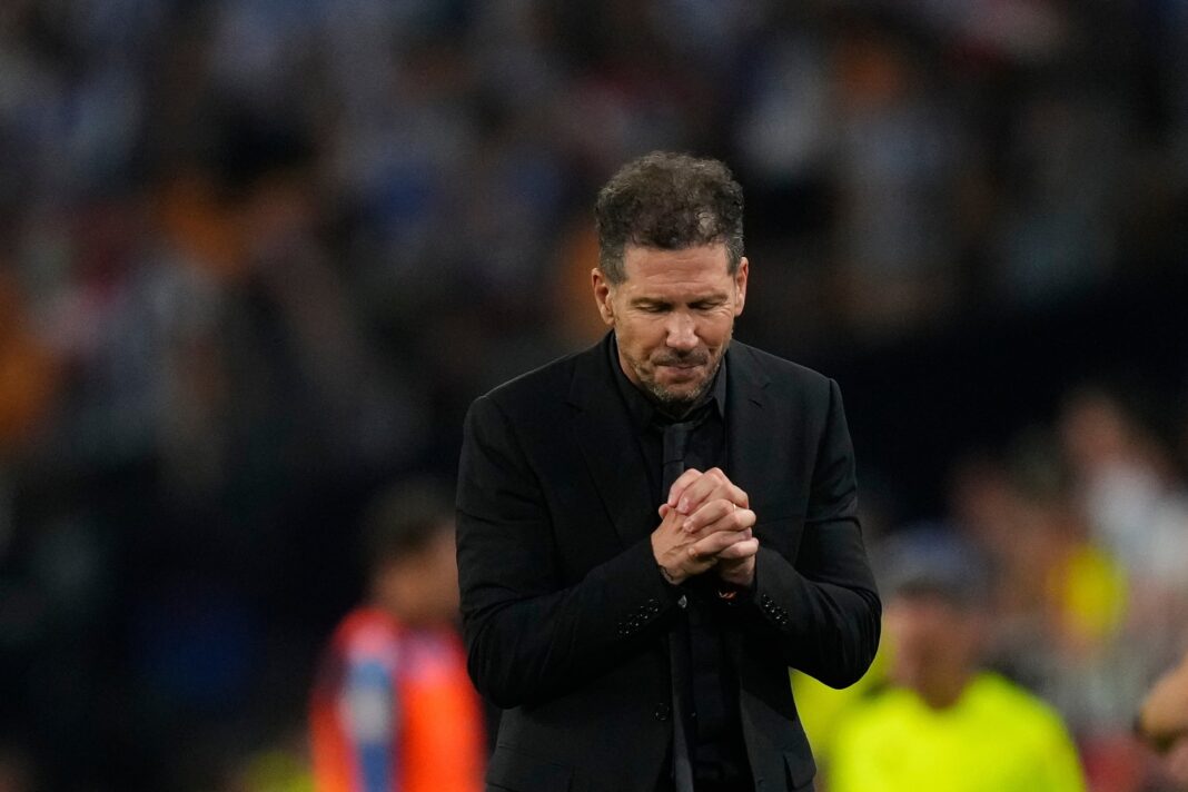 Diego Simeone dirige al Atlético de Madrid desde el banquillo en la final de Copa del Rey.