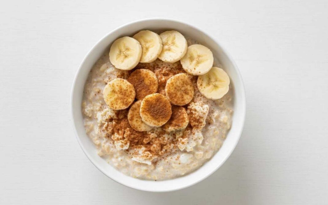 Bowl con avena, banana y proteína en polvo, listo para consumir después del entrenamiento.