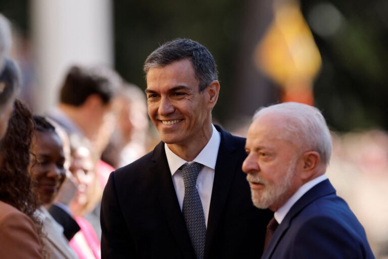 Fotografía de grupo de líderes internacionales participantes en la cumbre progresista de Barcelona.