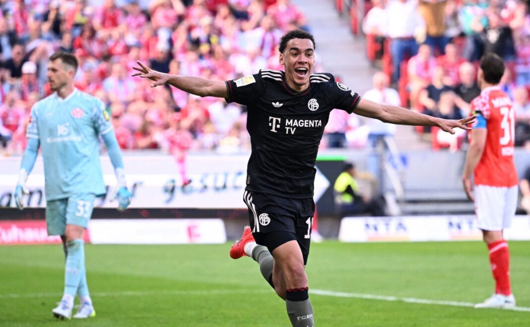 Jugadores del Bayern Munich celebrando la remontada 4-3 ante Mainz en la Bundesliga