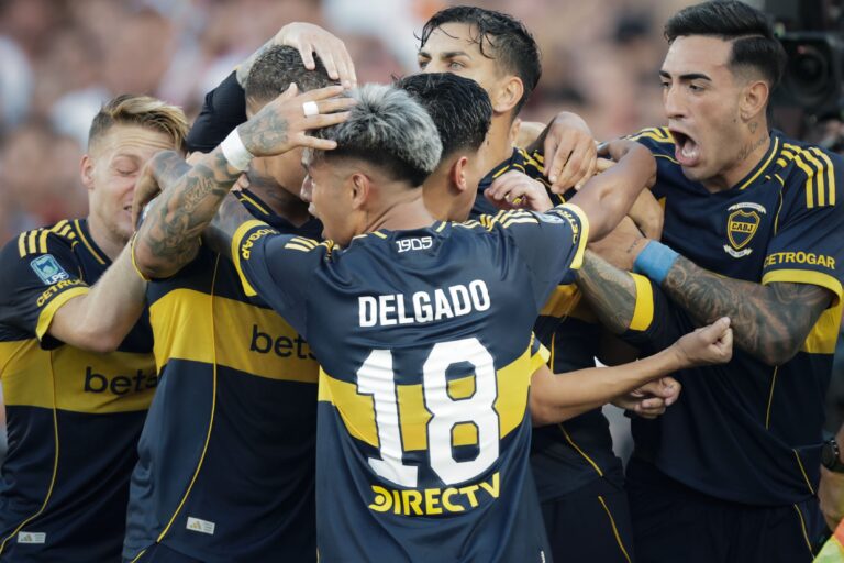 Jugadores de Boca Juniors y River Plate durante el desarrollo del Superclásico en el estadio.