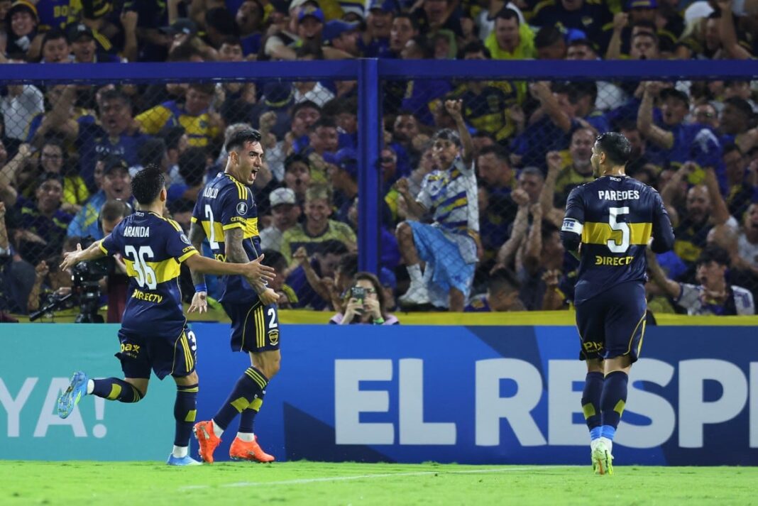 Jugadores de Boca Juniors celebran un gol frente a Barcelona de Ecuador en La Bombonera.