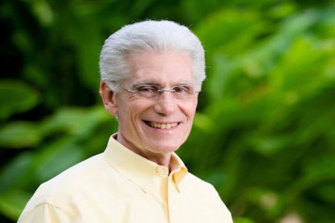 Brian Weiss, psiquiatra y autor estadounidense, en una conferencia