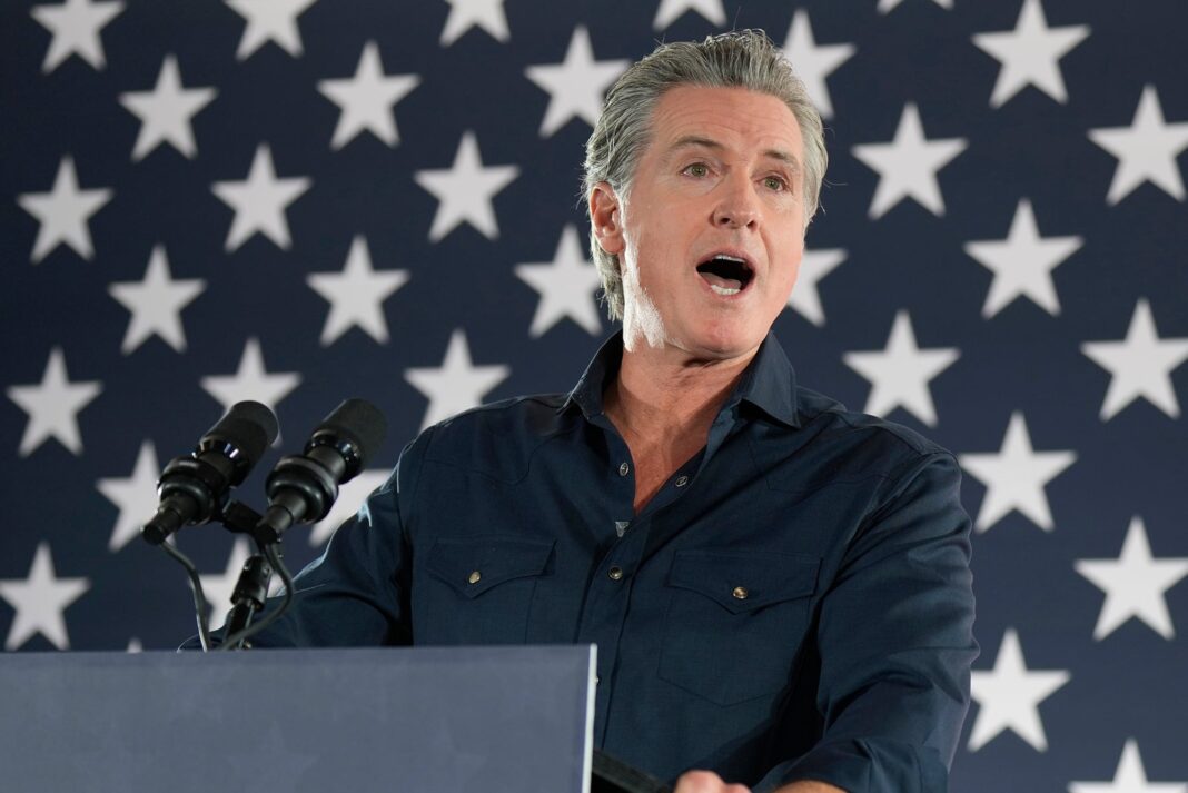 Gobernador Gavin Newsom durante una conferencia de prensa.