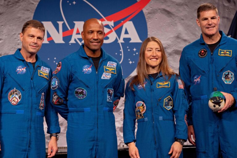 Astronautas de la misión Artemis II realizando chequeos médicos tras su regreso a la Tierra.
