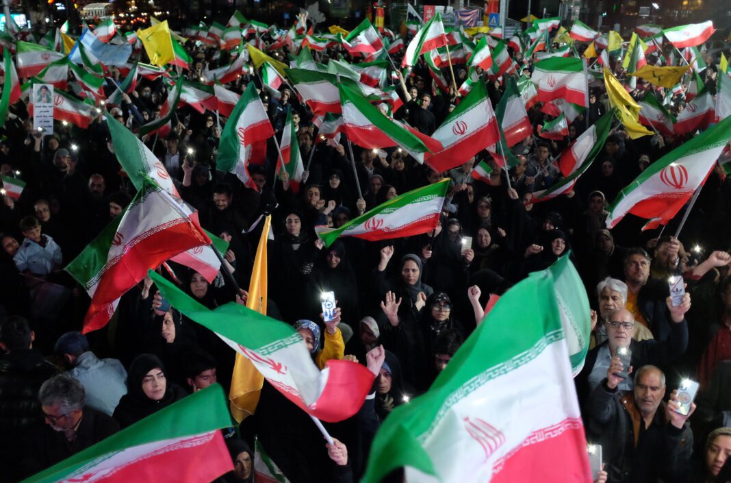 Mapa mundial con iconos de comercio y geopolítica superpuestos, representando la interdependencia económica global.