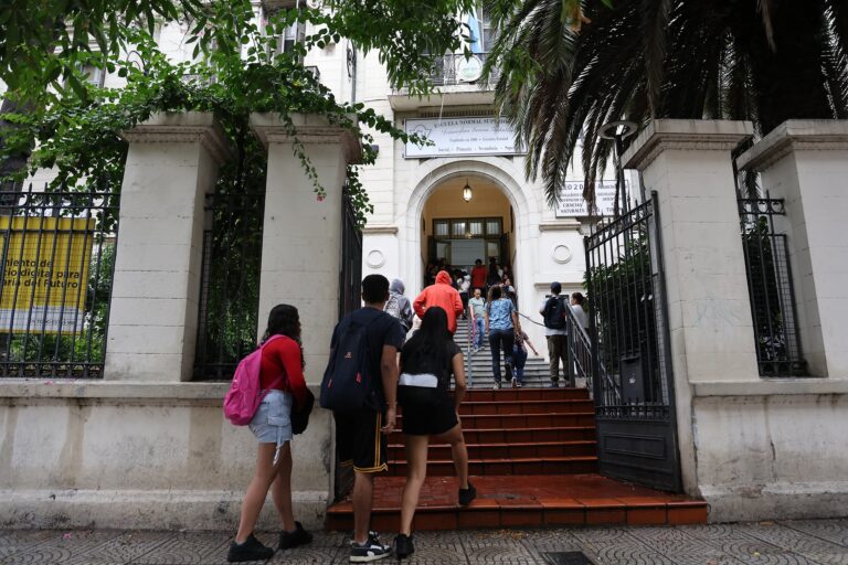 Estudiantes secundarios en un aula argentina
