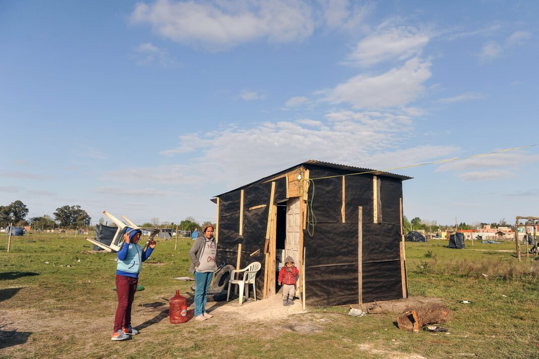 Gráfico ilustrativo de una canasta de compras con productos básicos y el texto 'Canasta Básica Total, marzo 2024'.