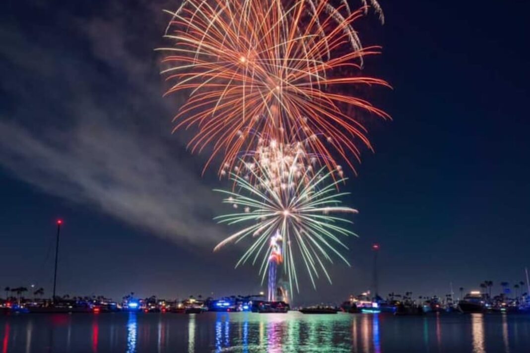 Fuegos artificiales sobre la bahía de Alamitos durante el evento Big Bang on the Bay