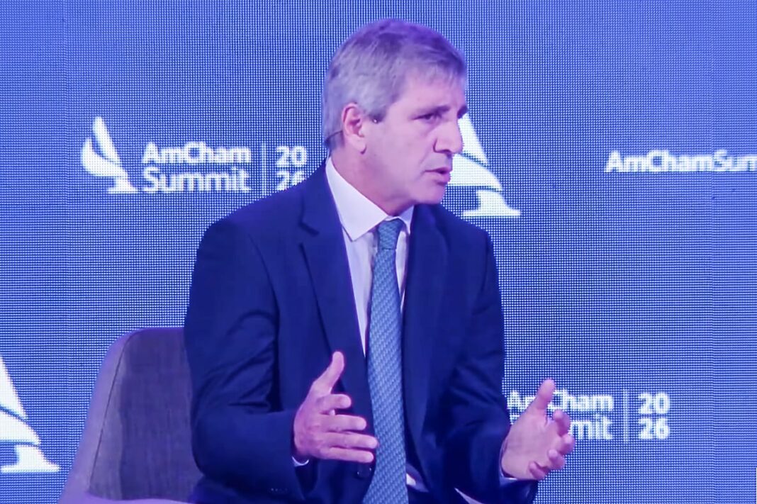 El ministro de Economía Luis Caputo durante una conferencia de prensa.