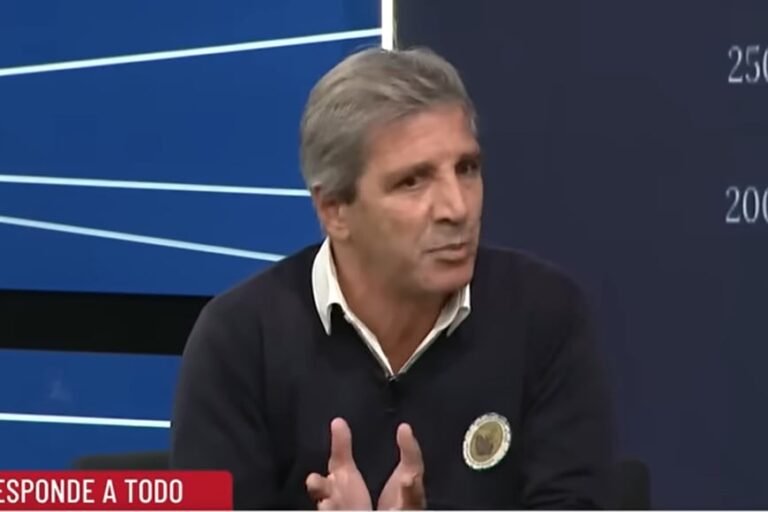 Luis Caputo en conferencia de prensa defendiendo créditos hipotecarios a funcionarios