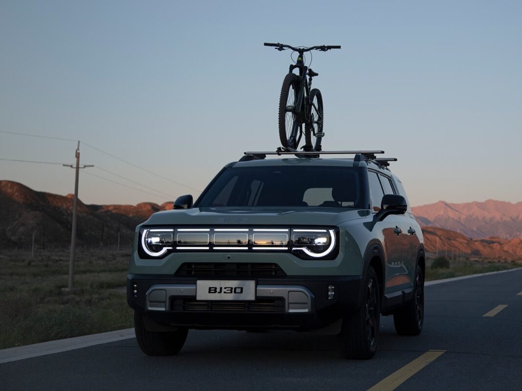 Bicicleta sujeta en un portabicicletas de techo de un auto